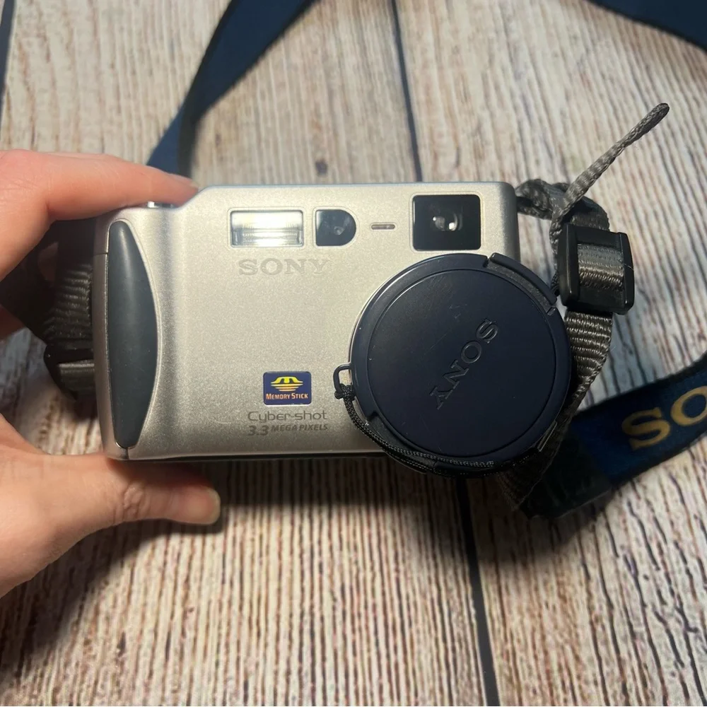 Sony‎ CyberShot DSC-S70 Digital Camera Carl Zeiss Lens Bundles With Charger READ